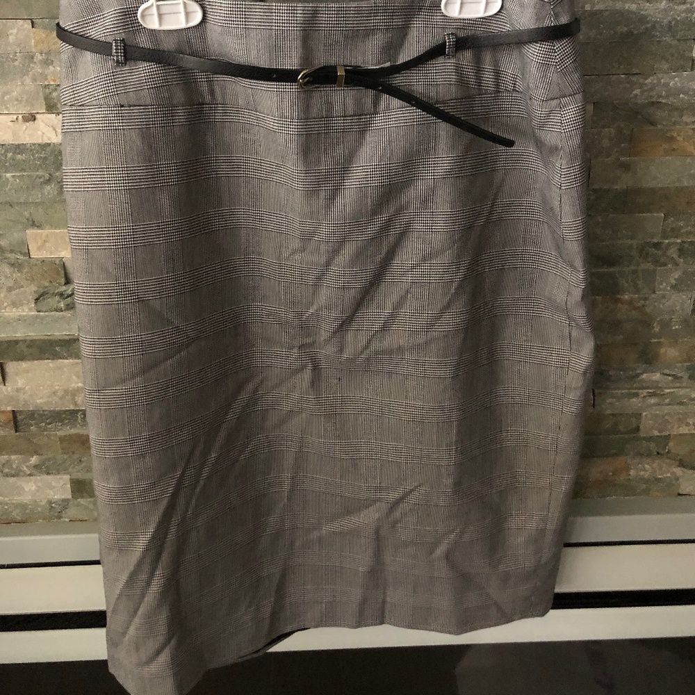 Liz Clairborne “Career” size 6 pencil skirt with belt